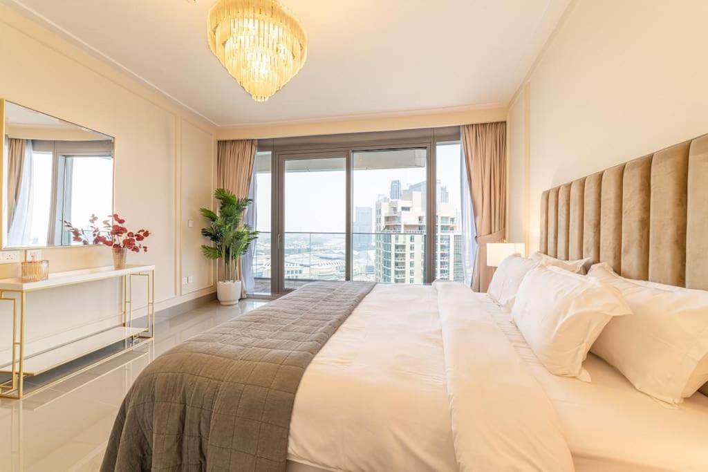 Apartment Luxury 3br With Burj Khalifa Views, Pool, Gym, And Free Parking