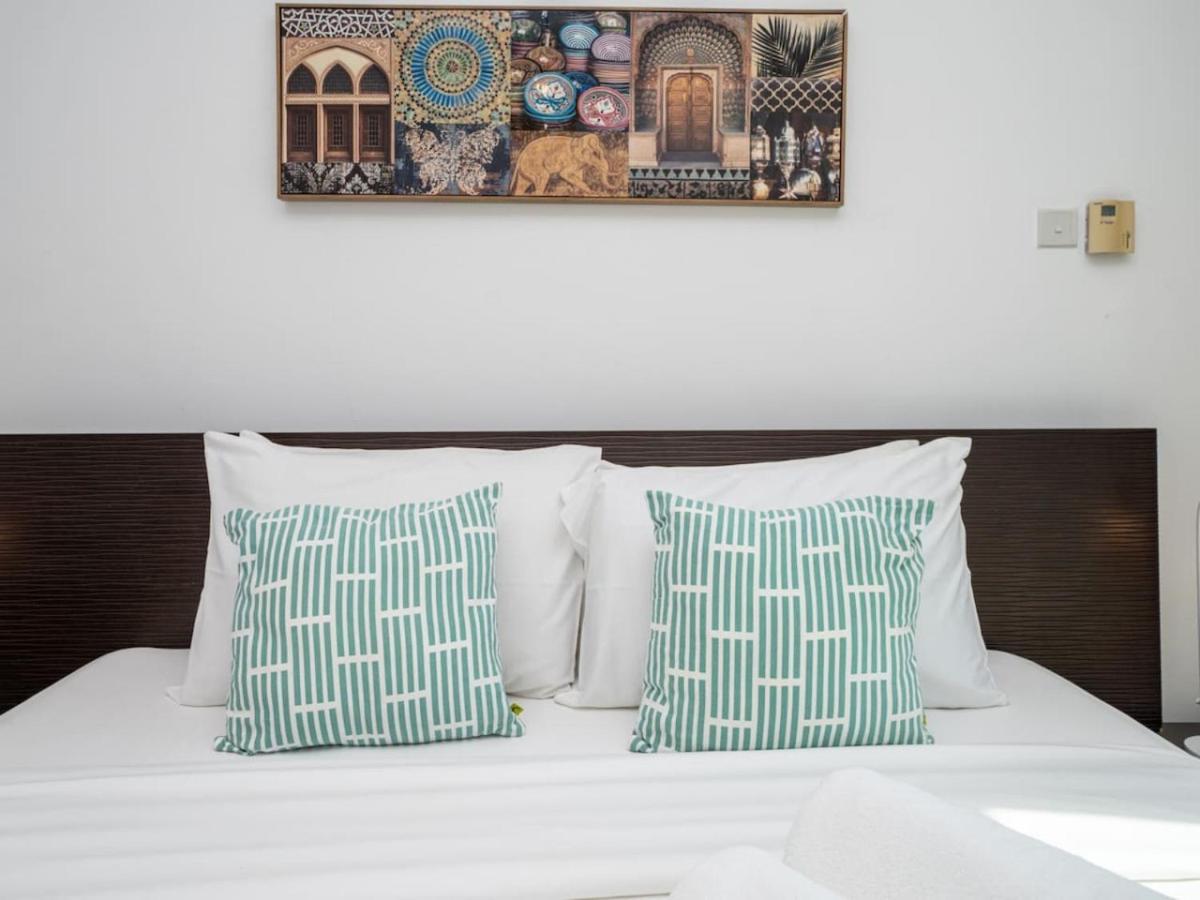 2 Bedroom Delight In The Greens Apartment