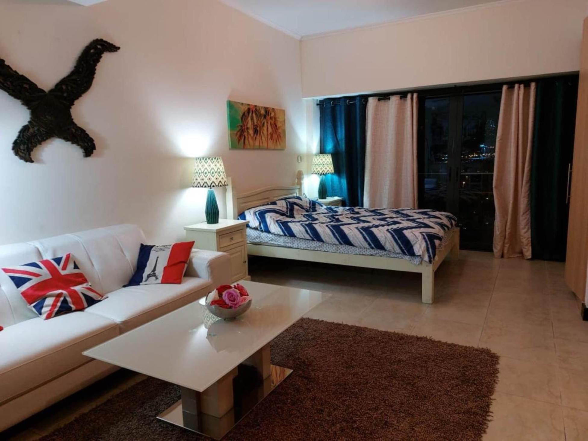 Click - Jlt - & Balcony Lakes View Entire -jn Dubai
