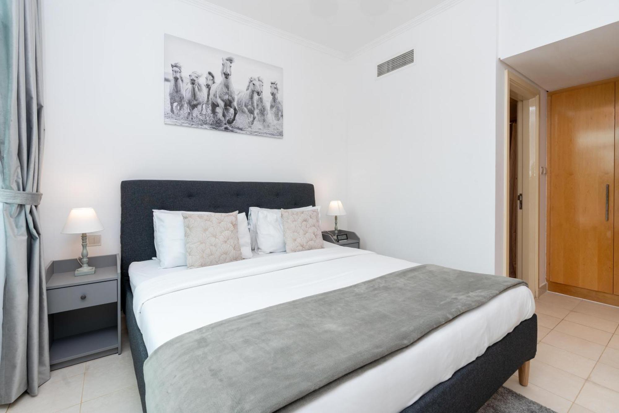 Lux I Turia Tower I & Garden View Apartment Dubai