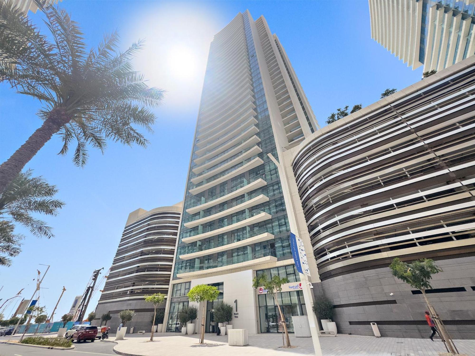 Seaside Serenity: 1-br With Access Dubai
