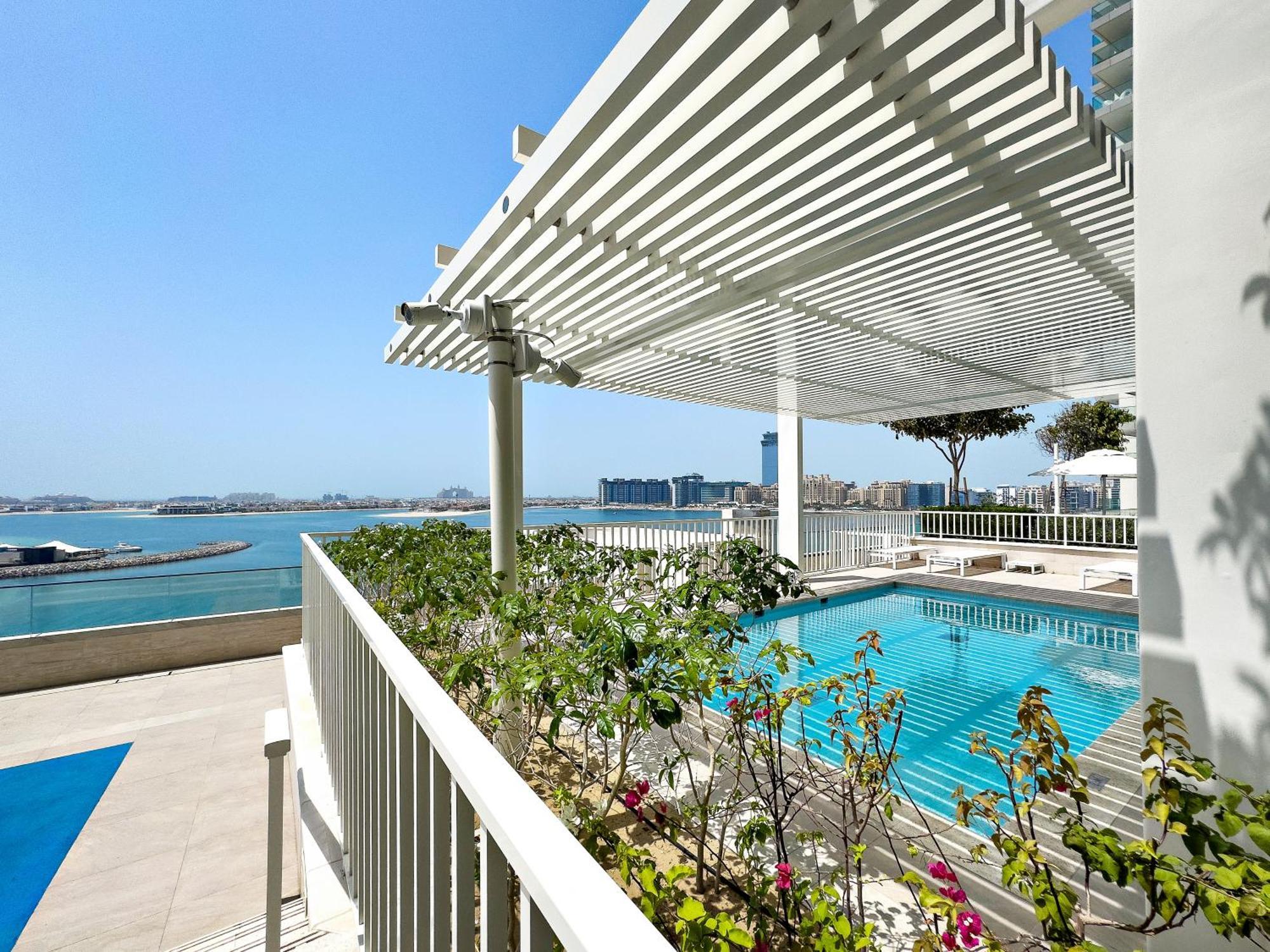 Apartment Seaside Serenity: 1-br With Access Dubai