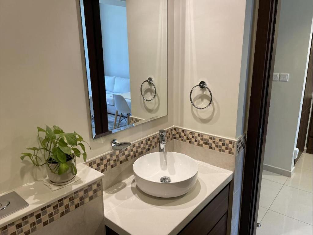 Apartment Reva Building, Step Away From Mall *