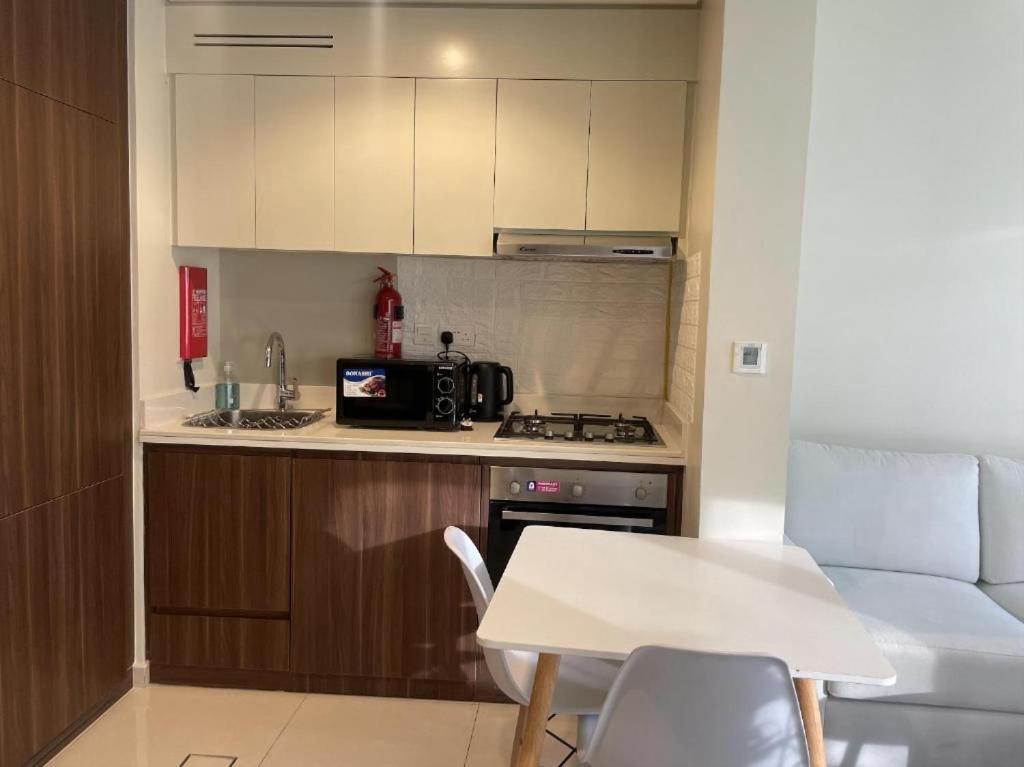 Apartment Reva Building, Step Away From Mall *