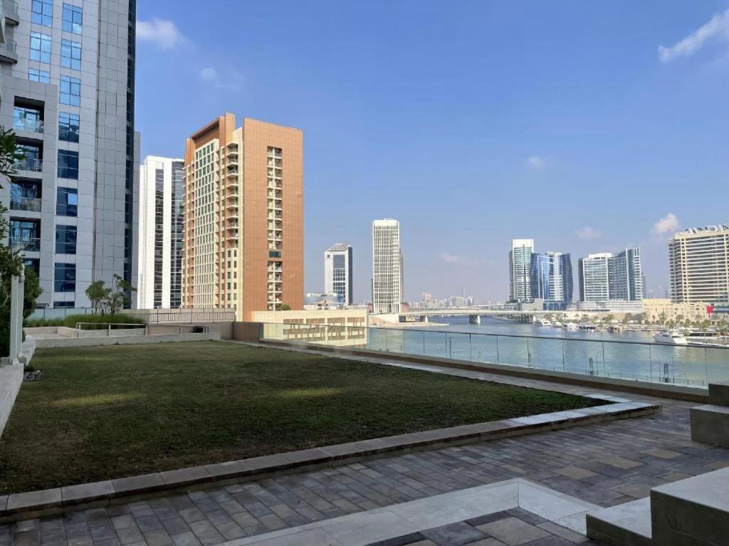 Reva Building, Step Away From Mall Apartment Dubai