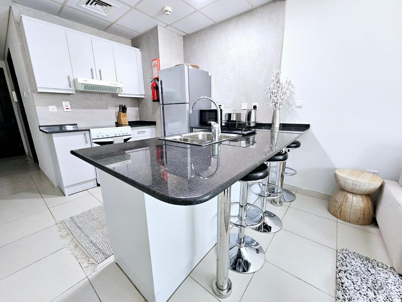 Apartment Sunrise Homes - Poolside 1 Bedroom Near Jbr Beach *