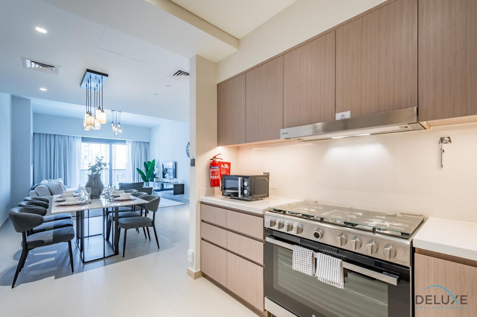 Majestic 3br With Assistant At Act One Act Two Tower 2 In Downtown By Deluxe Homes Apartment Dubai