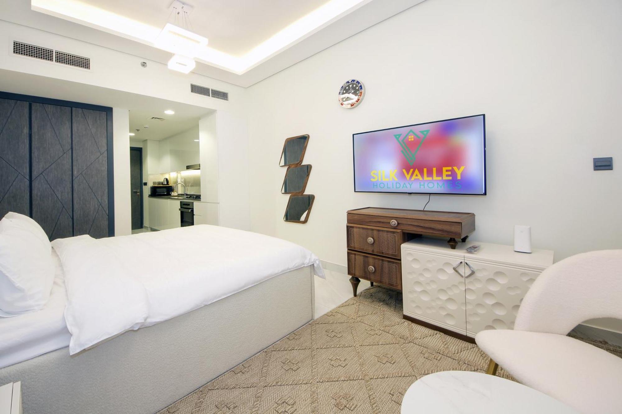 Silk Valley - Brand New With Pool And Gym