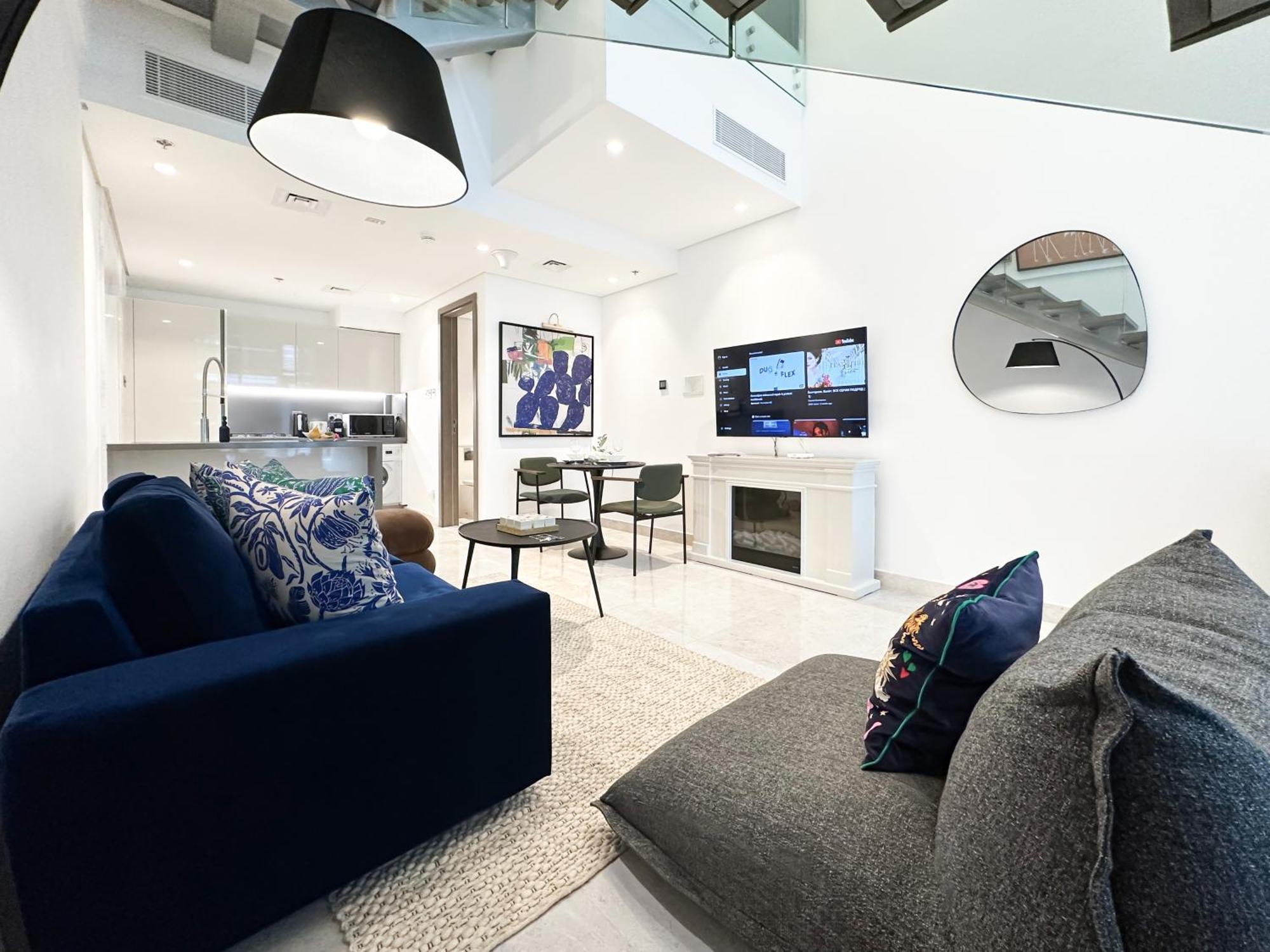 Trophy - Elevated Living In Luxurious Business Bay Loft Apartment Dubai