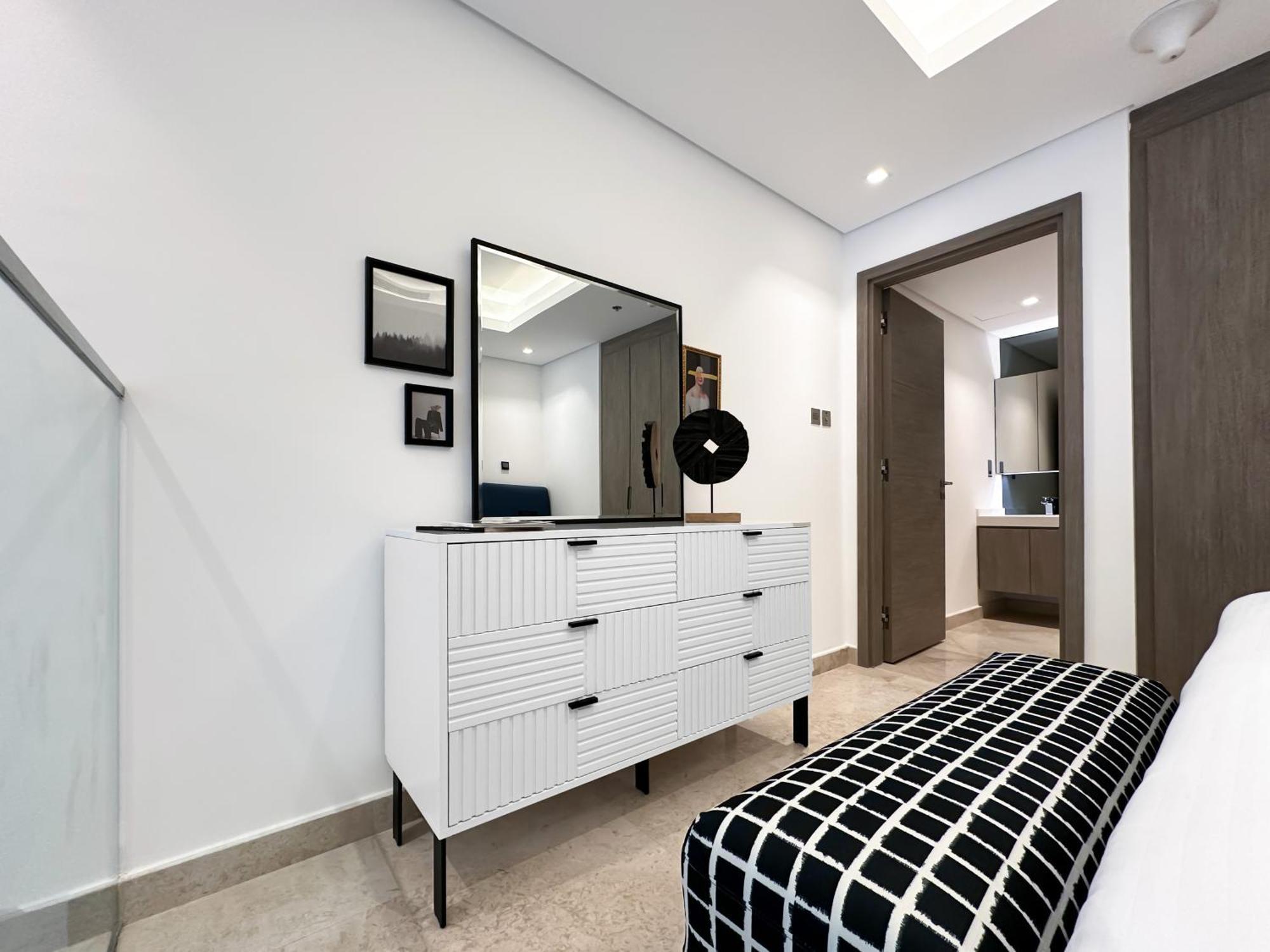 Trophy - Elevated Living In Luxurious Business Bay Loft Apartment *