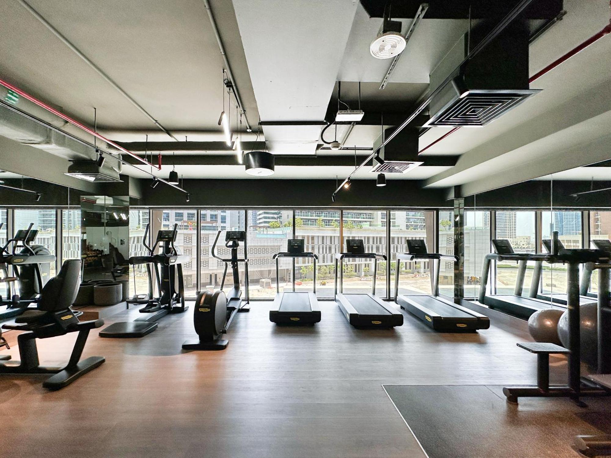 Trophy - Elevated Living In Luxurious Business Bay Loft Dubai