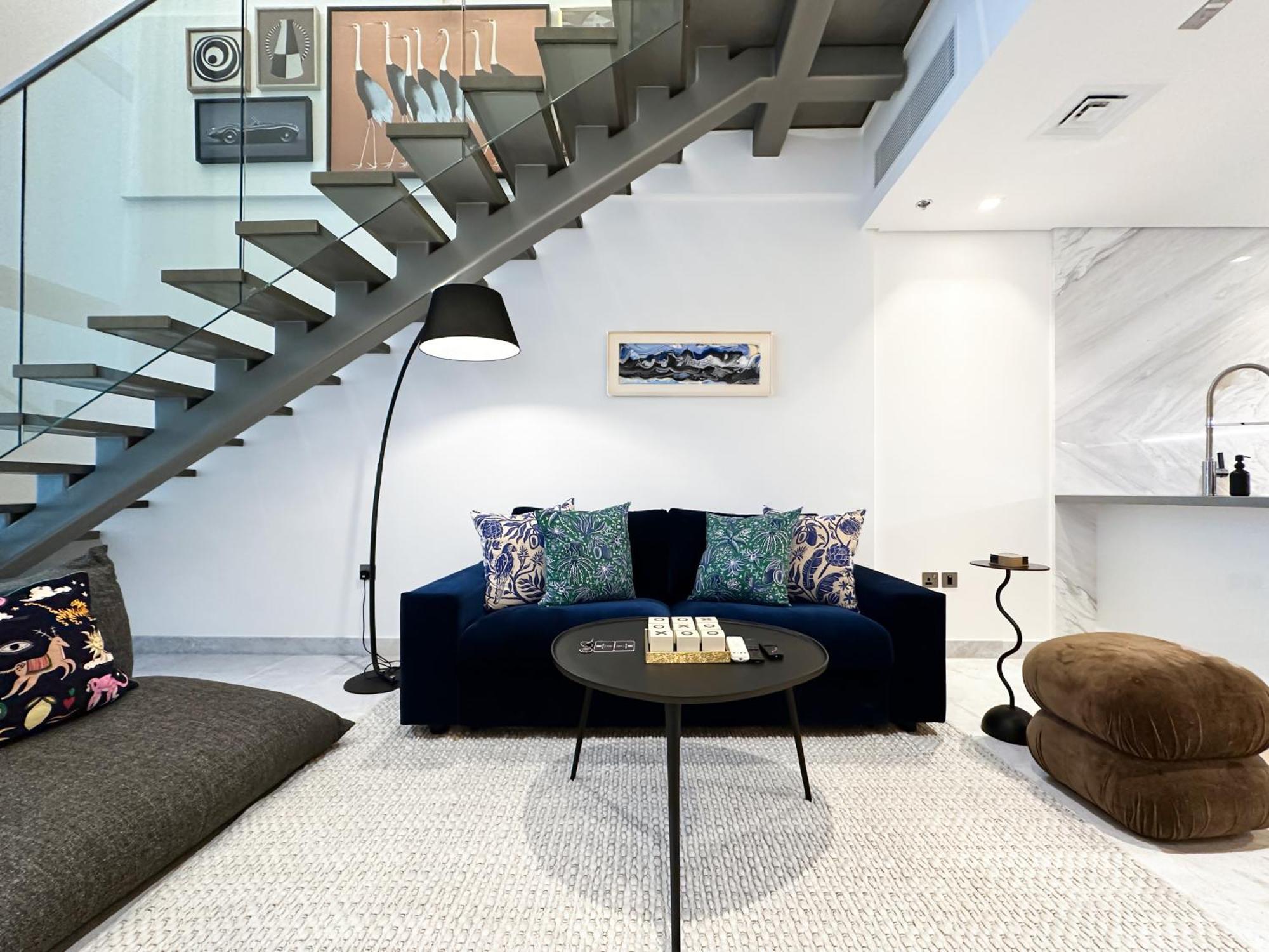 Trophy - Elevated Living In Luxurious Business Bay Loft Apartment Dubai