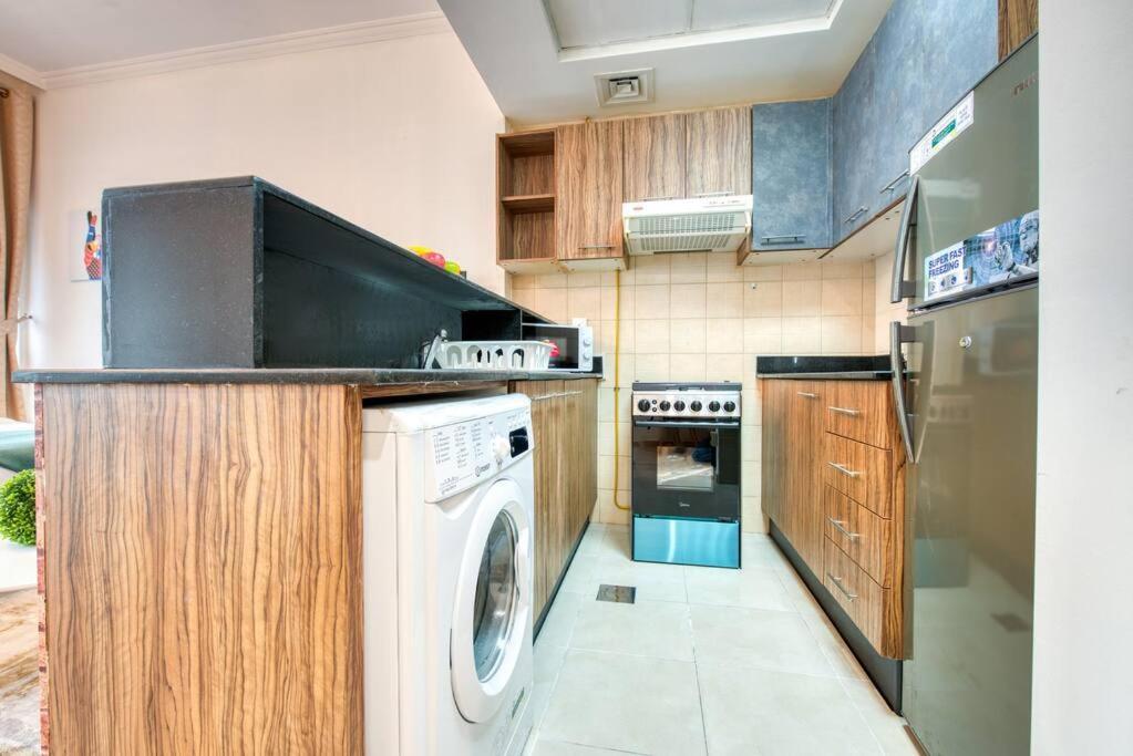 Rh - Spacious Studio, Near Mall, Downtown