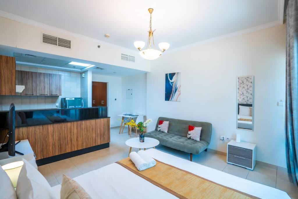 Rh - Spacious Studio, Near Mall, Downtown Apartment