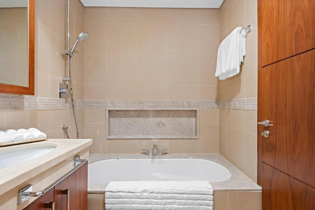 Apartment First Class 3br Burj Khalifa & Fountain Views Dubai