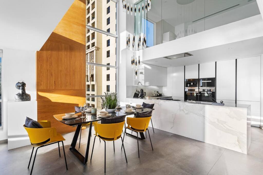 Sea View 3br With Access, Dining & Concierge *