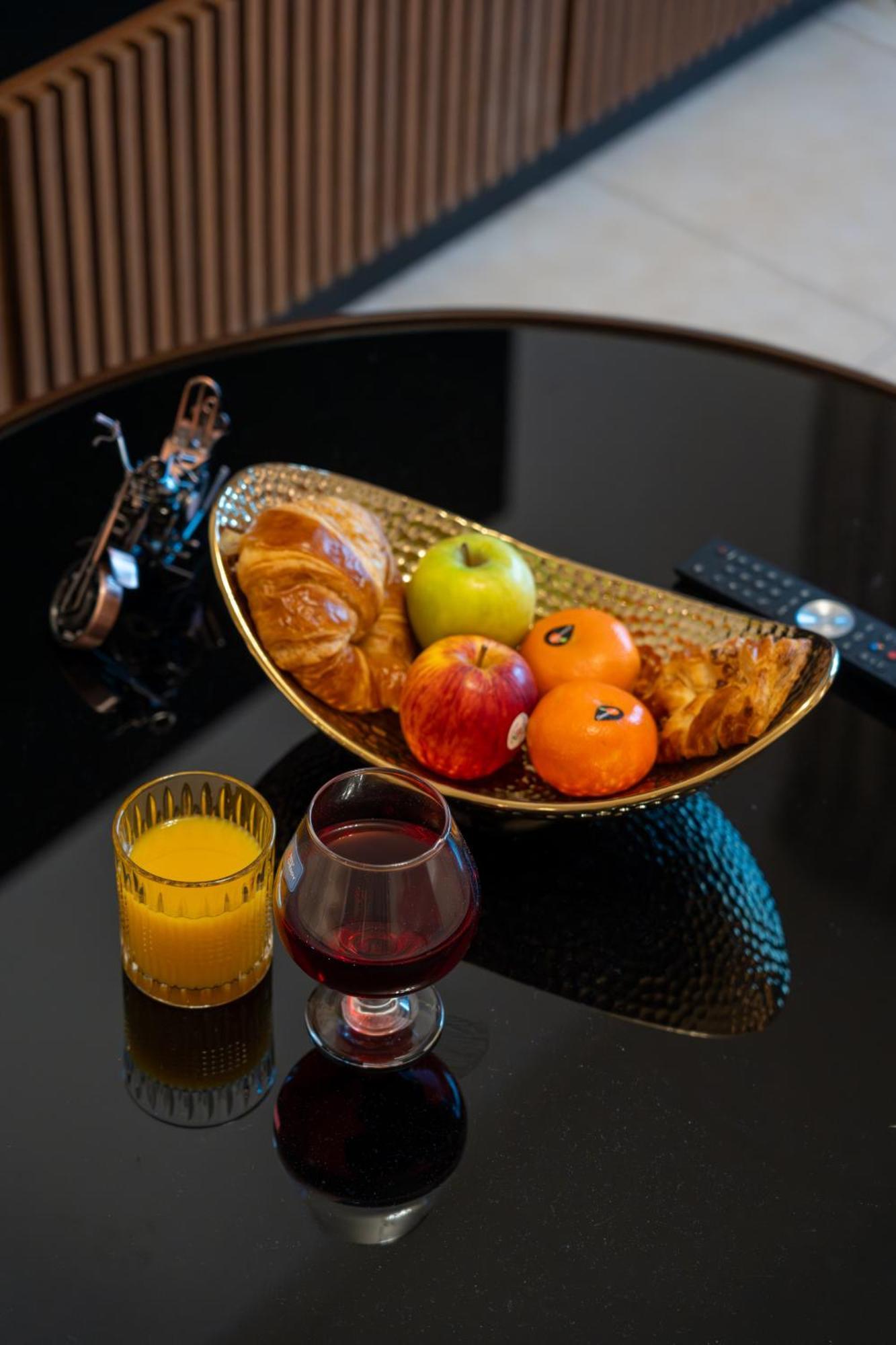 Rehan Suites, Downtown Dubai, Near Burj Khalifa & Mall - Homes Apartment *