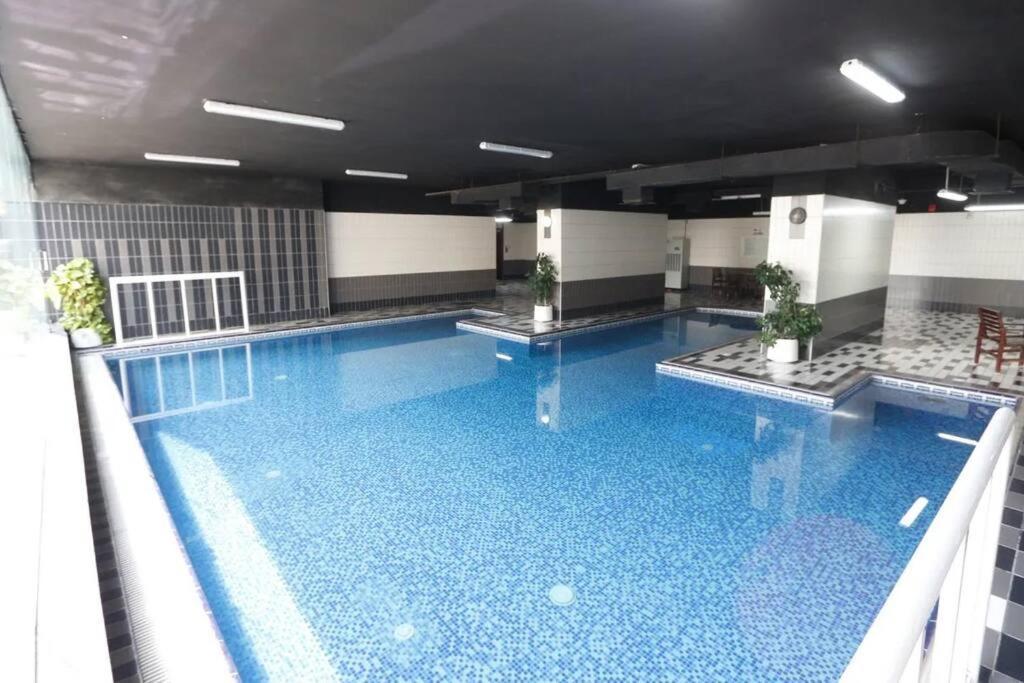 Apartment Luxurious Retreat With Stunning Marina & Palm View *