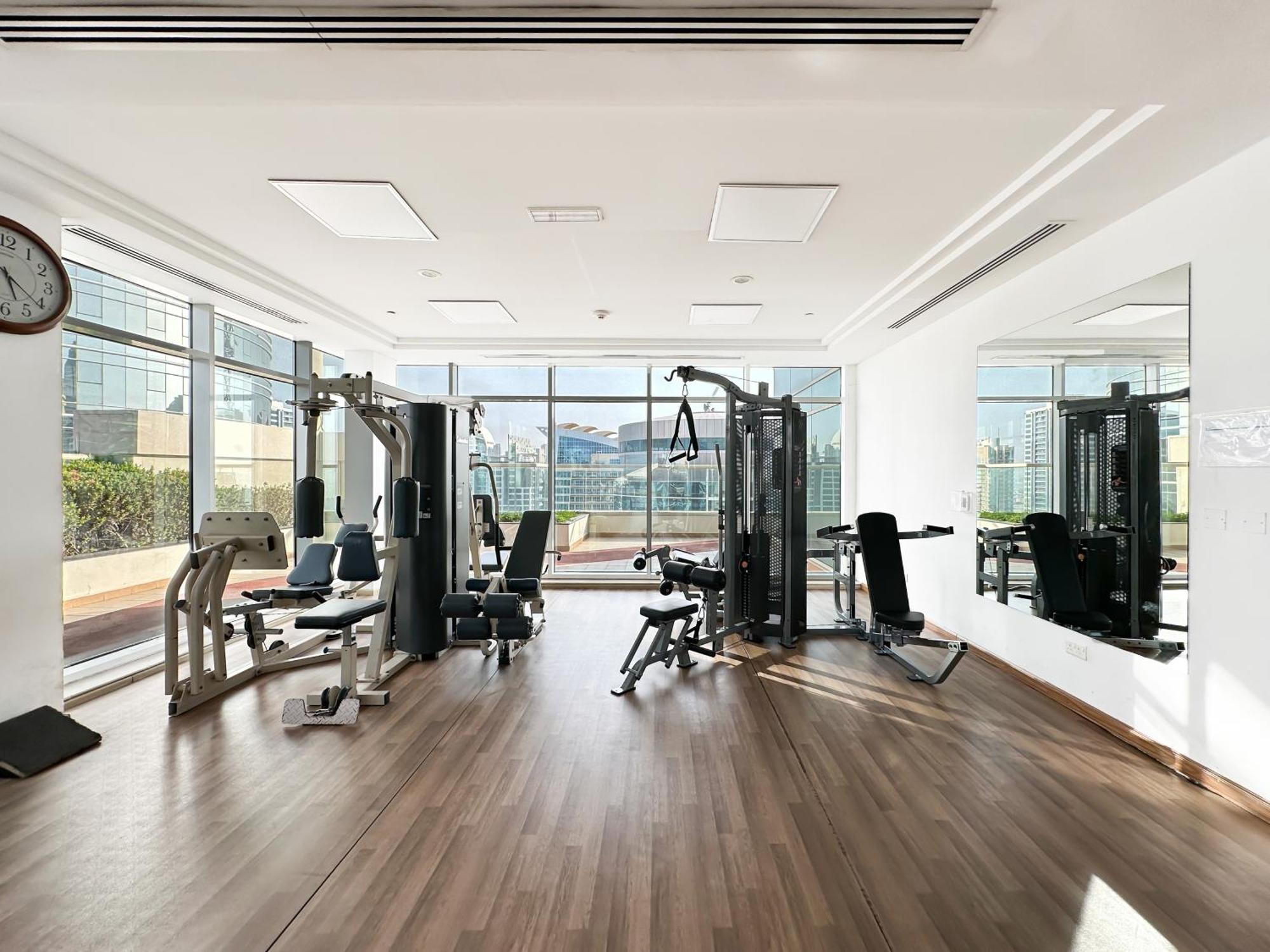 Trophy 1br Retreat W Balcony, Pool, Gym In Jlt Apartment