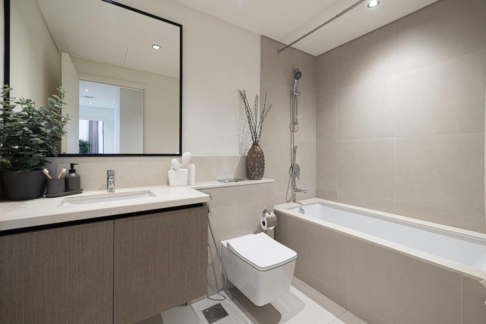 Apartment High-rise Chic, Burj Crown, Opera Boulevard View, By Mall