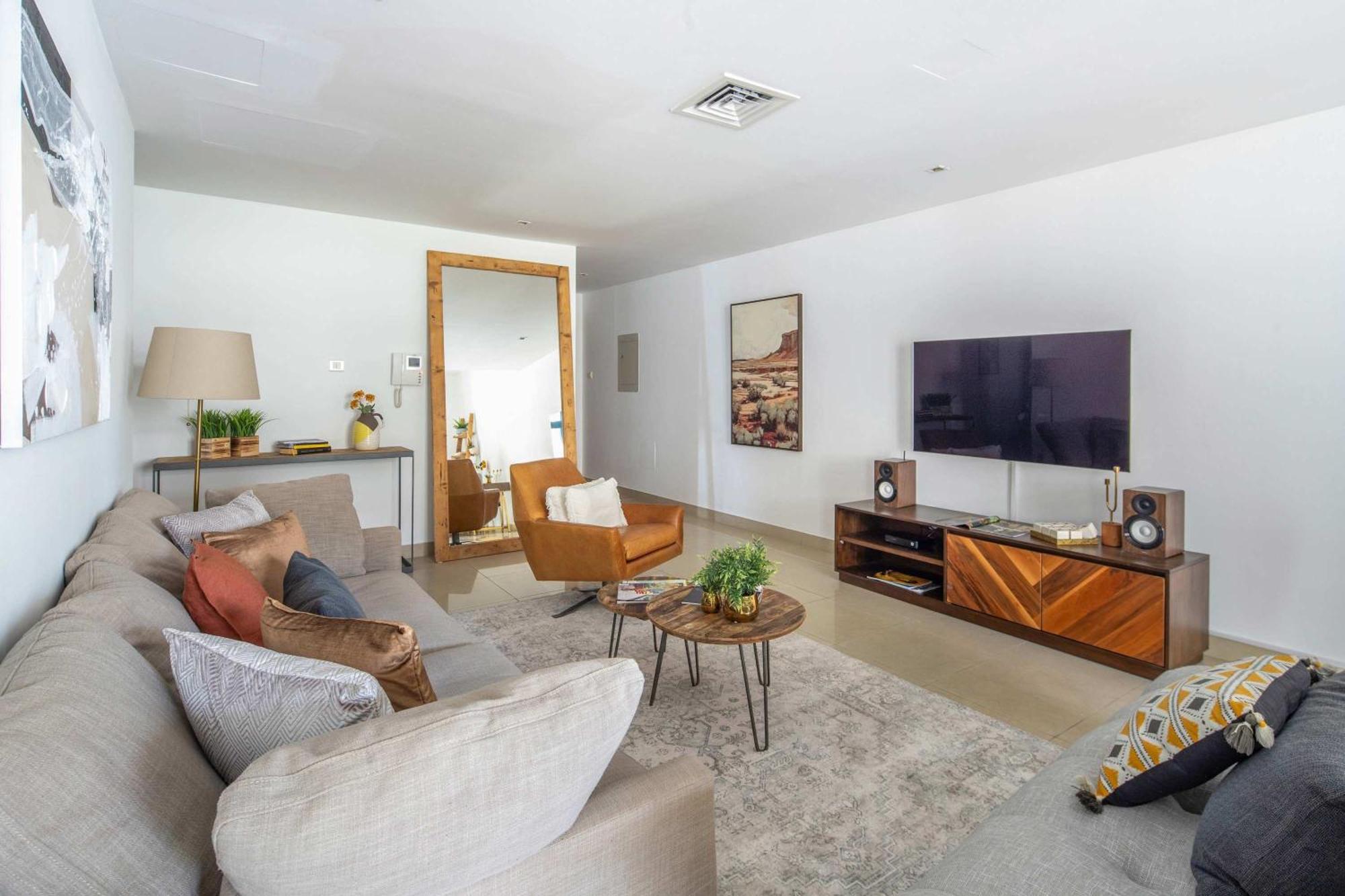 Frank Porter - Arno A Apartment Dubai