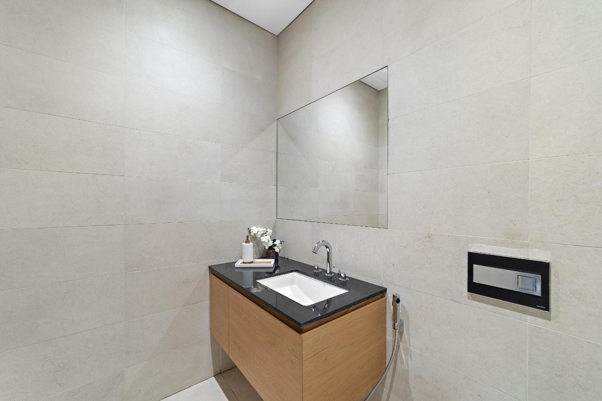 Vayk - Lovingly Styled Elegant 2 Bd In Business Bay Apartment *