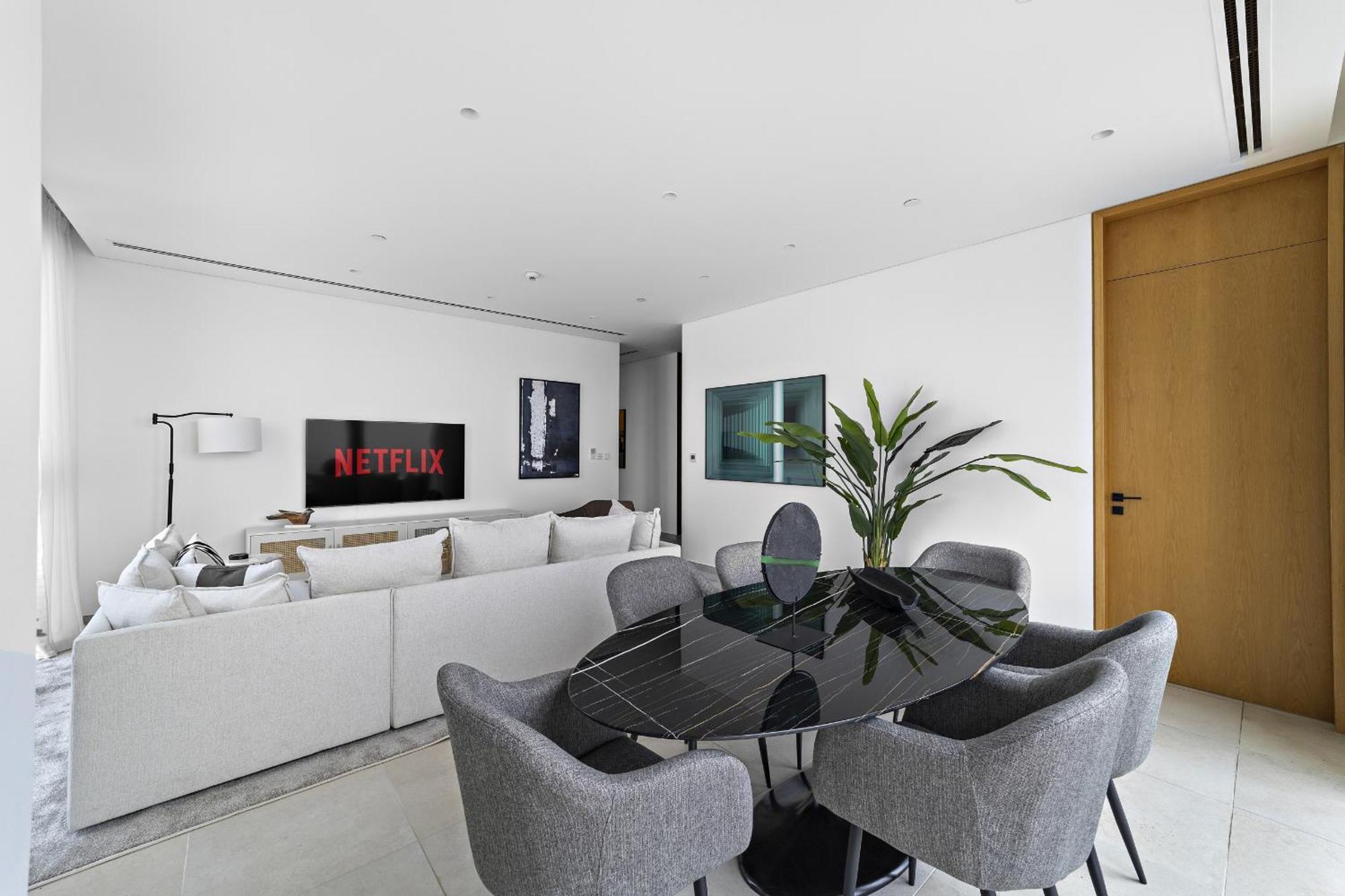 Vayk - Lovingly Styled Elegant 2 Bd In Business Bay Apartment