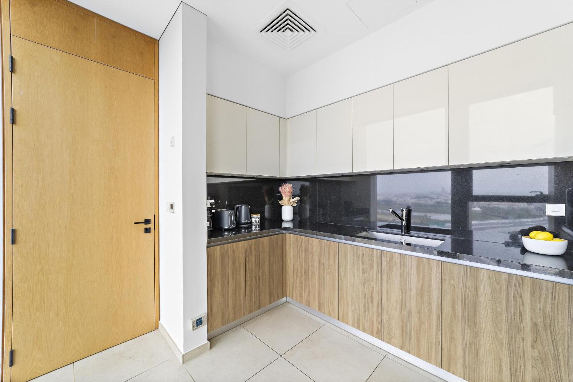 Vayk - Lovingly Styled Elegant 2 Bd In Business Bay *