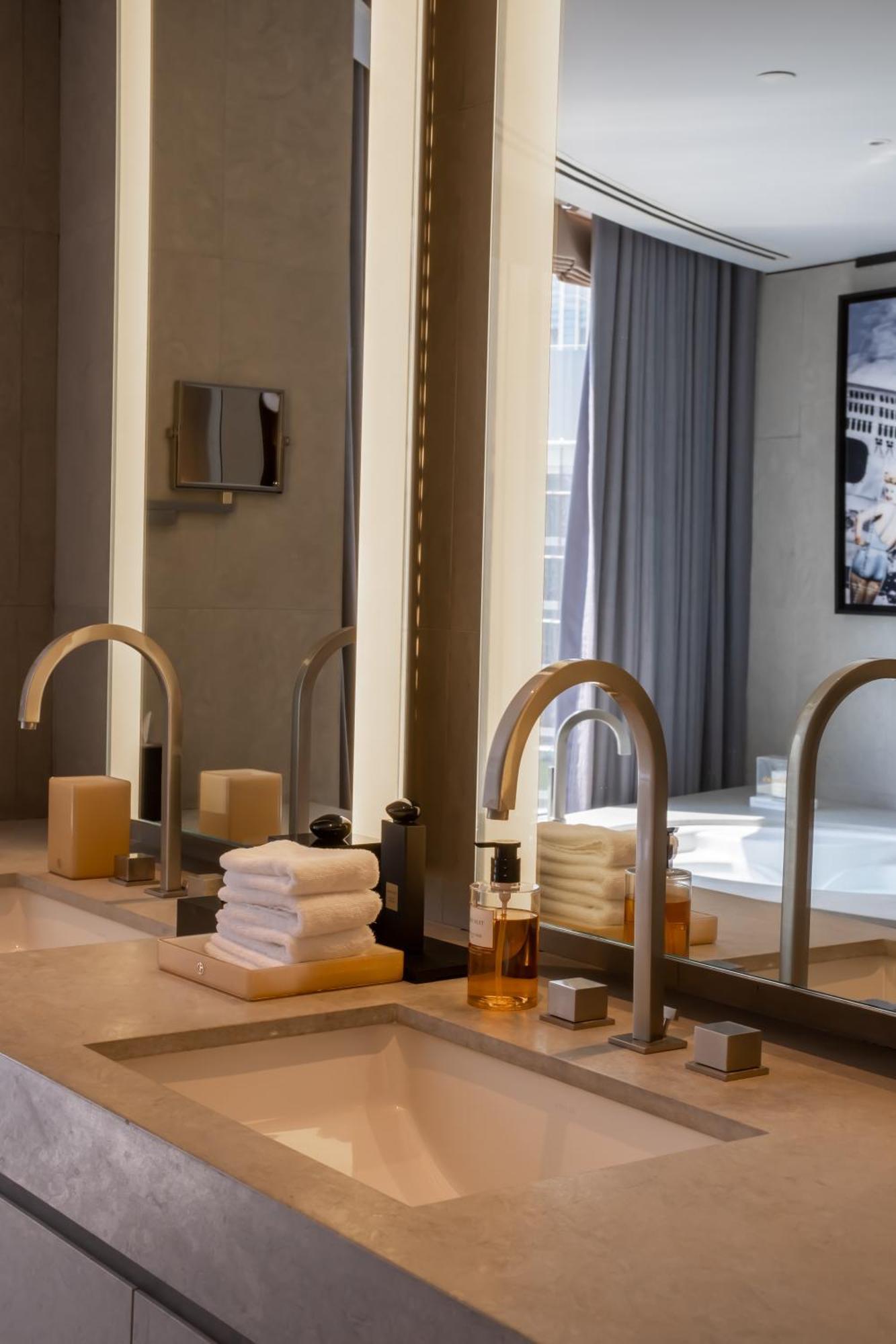 Lux 1-br In Armani Residences *
