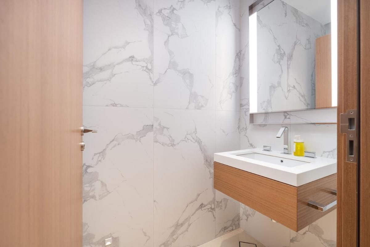 Apartment Chic For 4 With Burj Khalifa Views Dubai