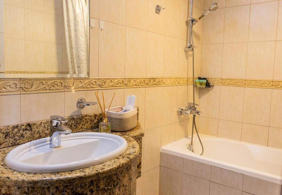 Lux Two Br W Sea Views From In Marina *