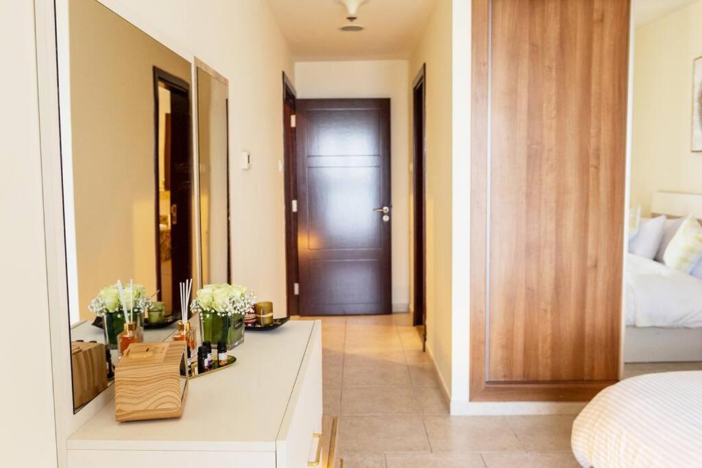 Lux Two Br W Sea Views From In Marina *