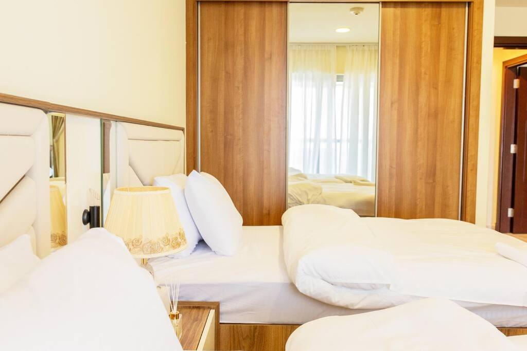 Lux Two Br W Sea Views From In Marina Apartment