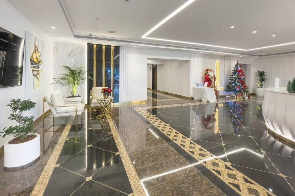 Lux Two Br W Sea Views From In Marina *