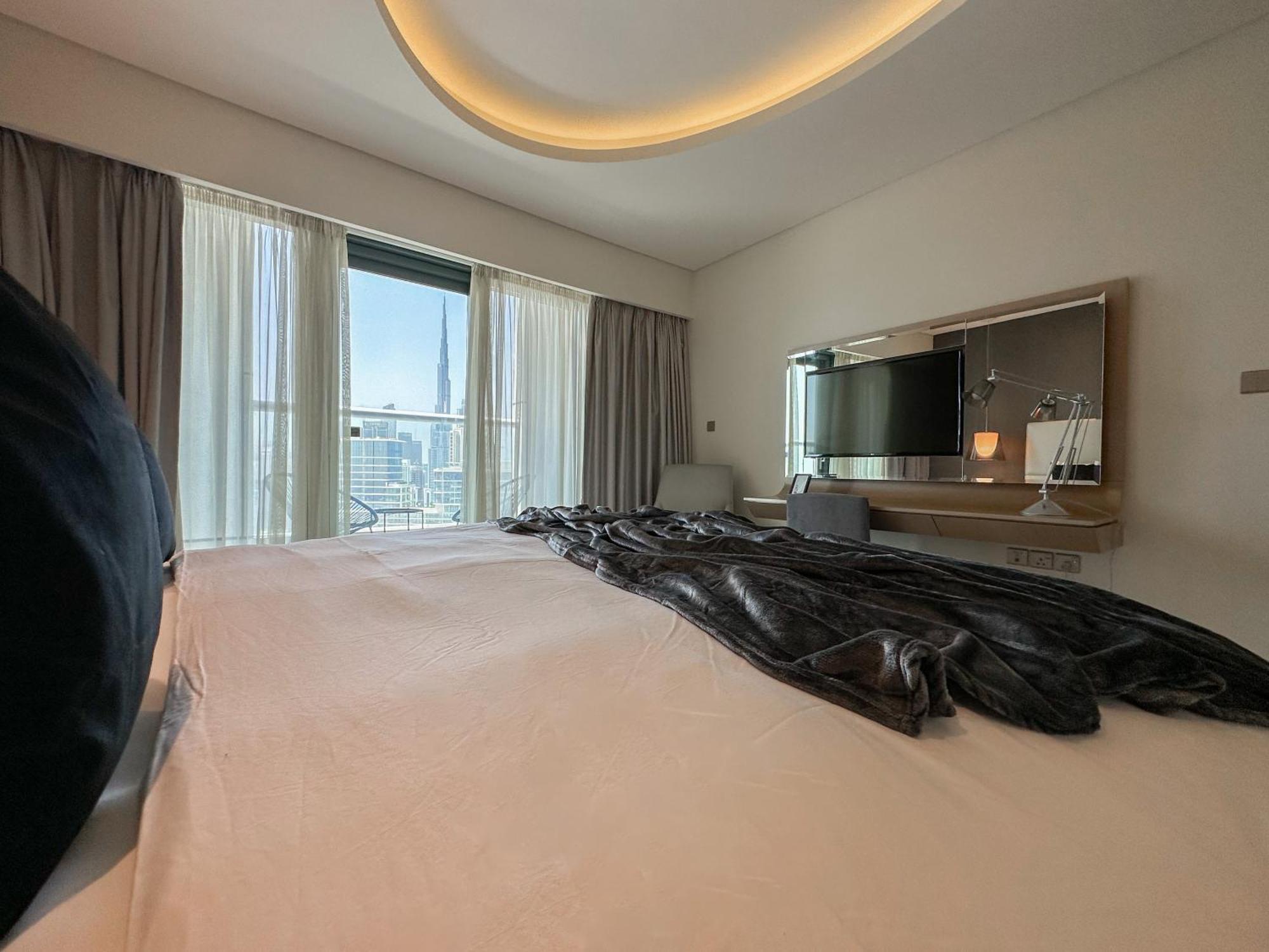 Trophy - Paramount W Burj Khalifa View & Huge Balcony Apartment Dubai