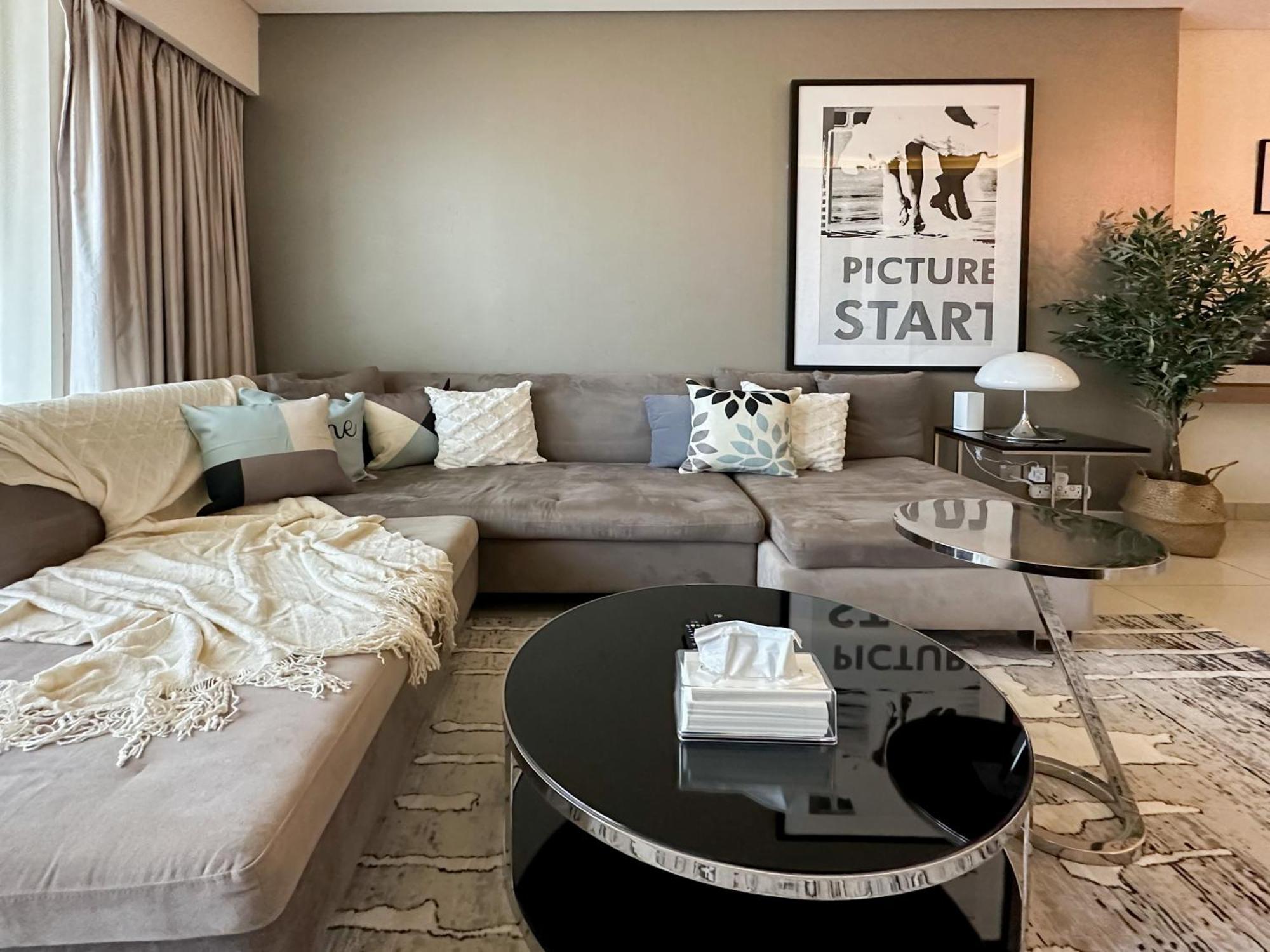 Trophy - Paramount W Burj Khalifa View & Huge Balcony Apartment