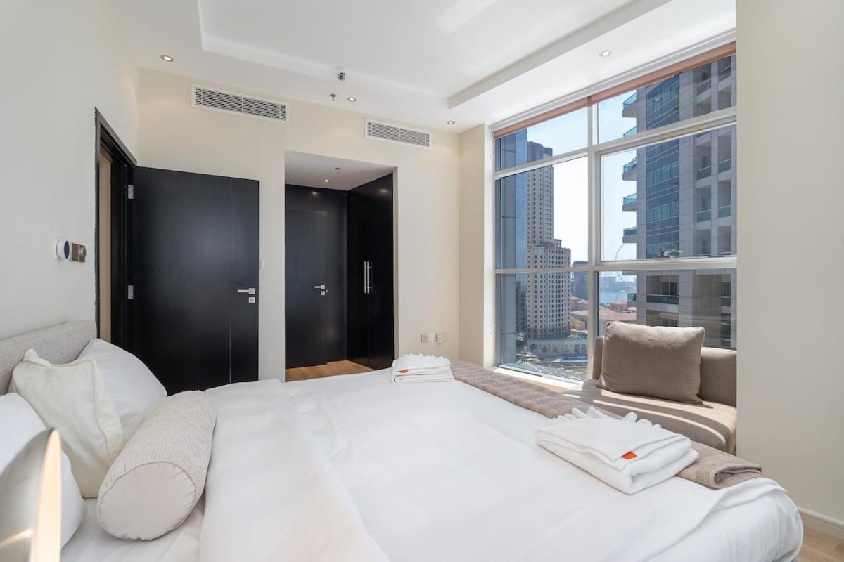 Bright 1-bedroom With View Marina Apartment