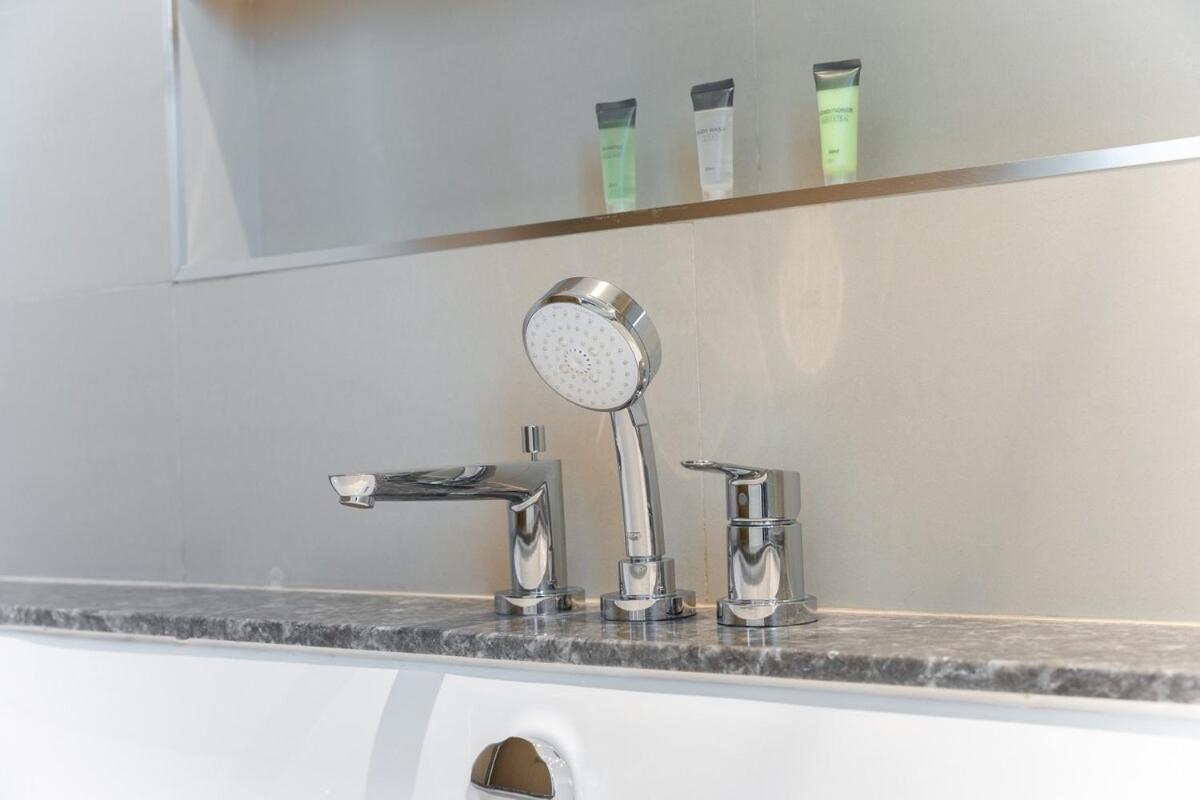 Bright & Beautiful 2-bedroom In Downtown Dubai