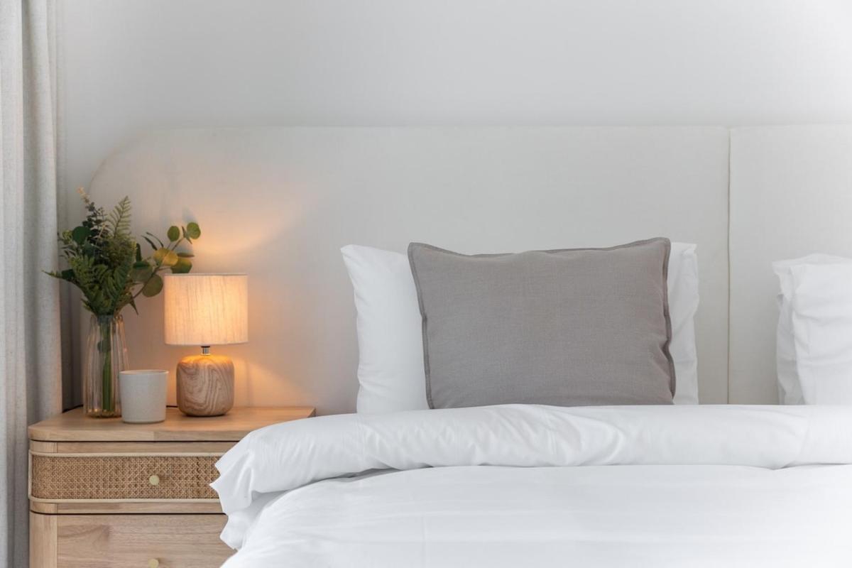 Bright & Beautiful 2-bedroom In Downtown