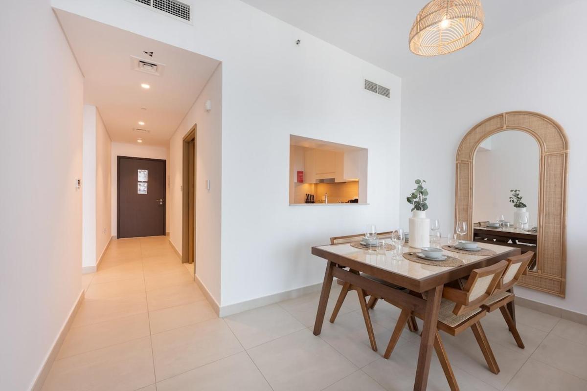 Bright & Beautiful 2-bedroom In Downtown Apartment Dubai