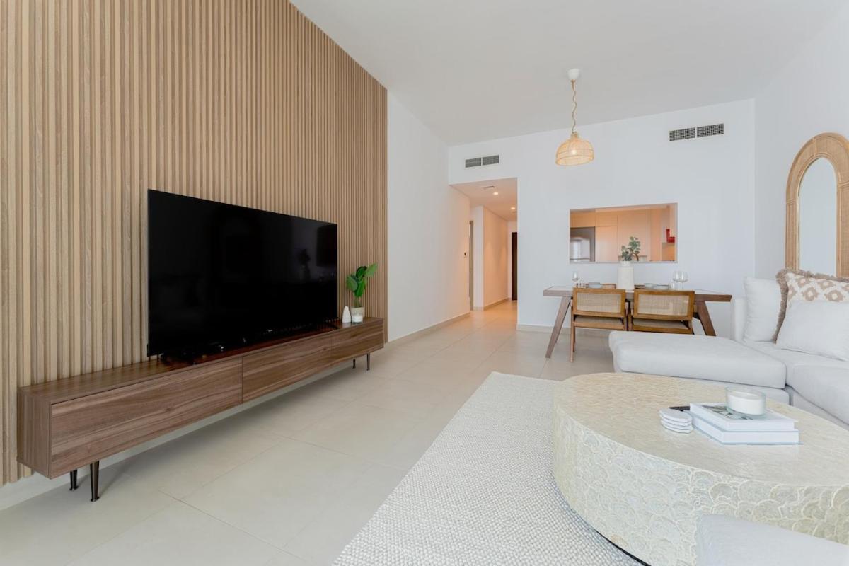 Bright & Beautiful 2-bedroom In Downtown Apartment *