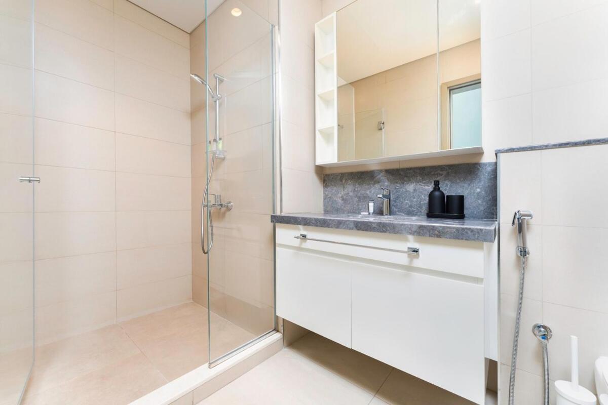Bright & Beautiful 2-bedroom In Downtown *