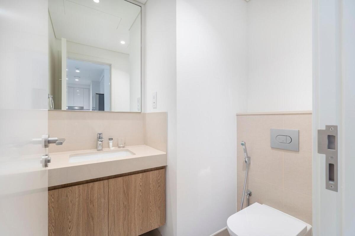 Beautiful 2-br Flat In Downtown Luxury Living At Its Apartment Dubai