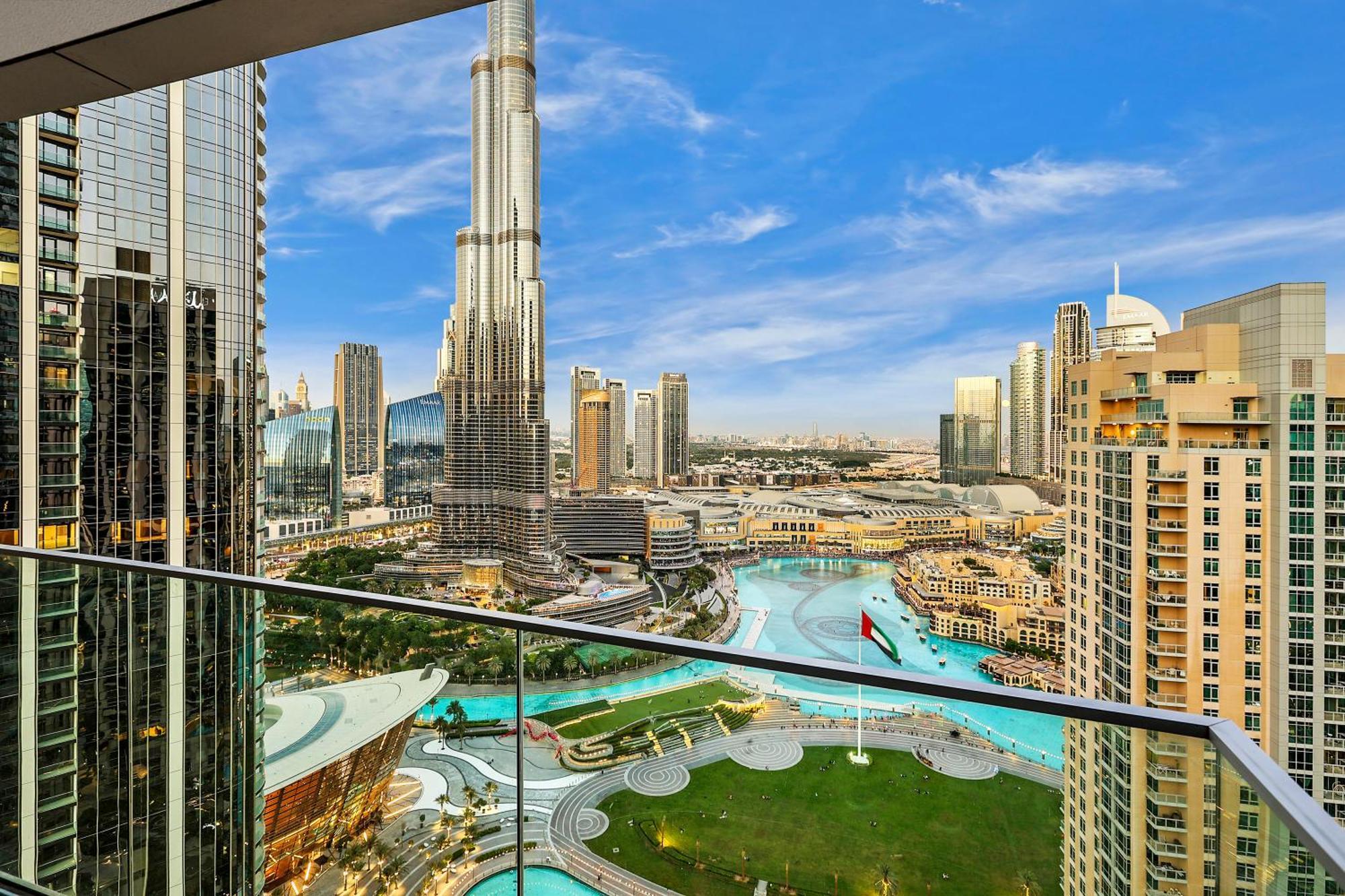 Luxury 3br With Burj Khalifa Views, Pool, Gym, And Free Parking Apartment *