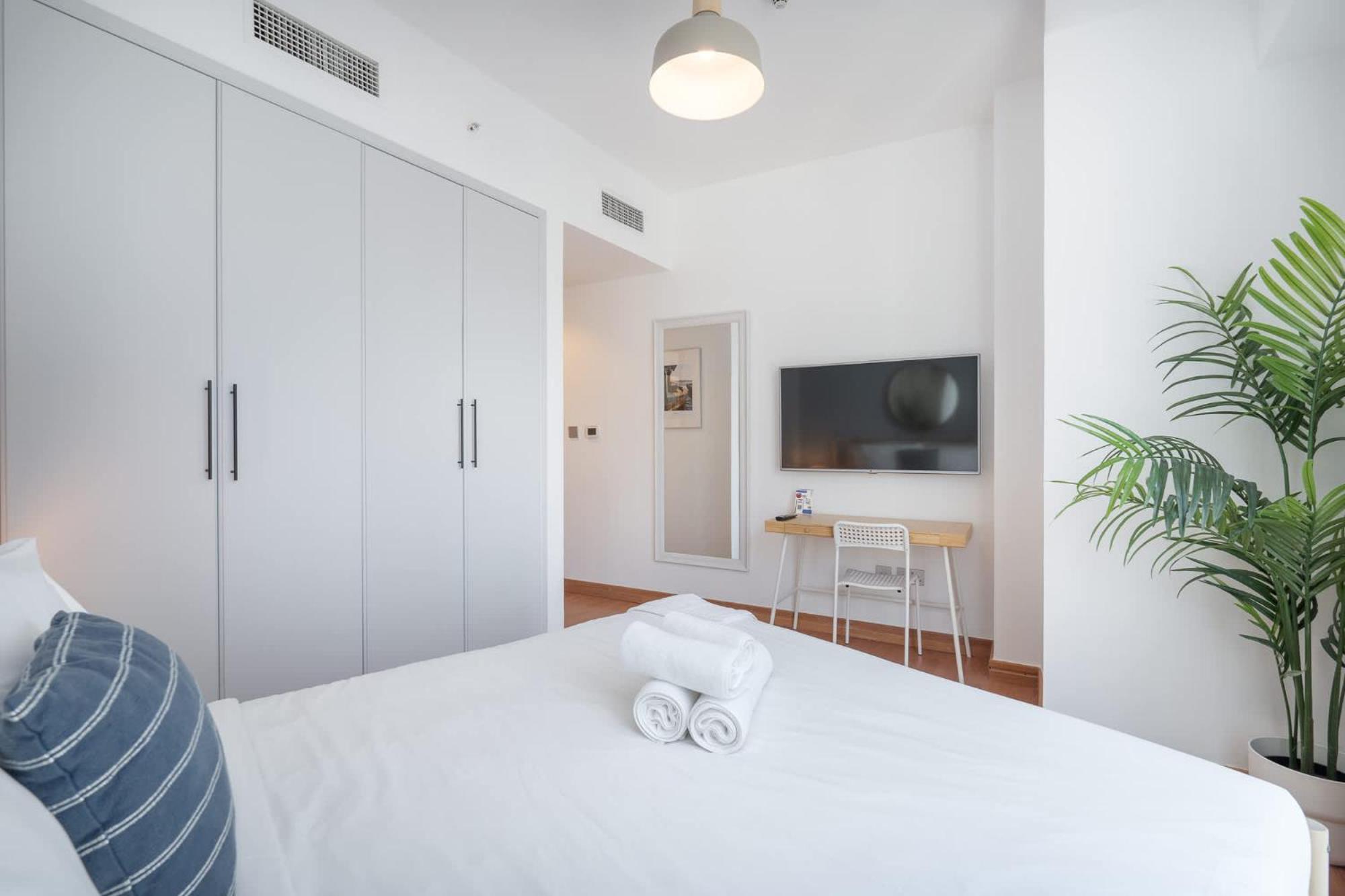 Apartment Minimalist Airy 3-bedroom With Cityscape View In Marina Dubai