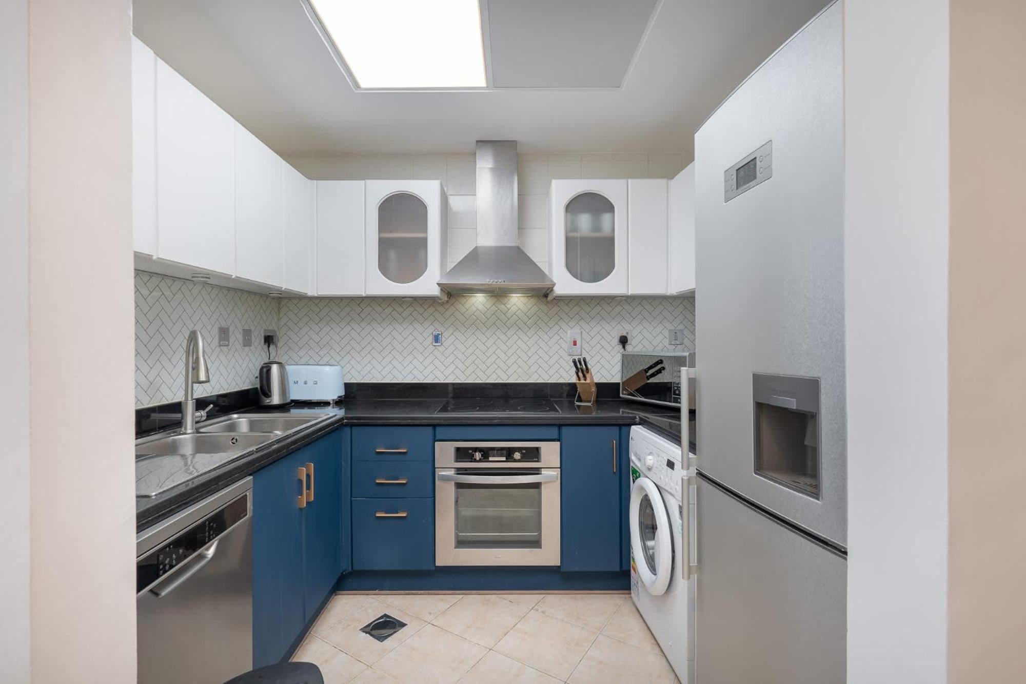 Minimalist Airy 3-bedroom With Cityscape View In Marina Apartment *