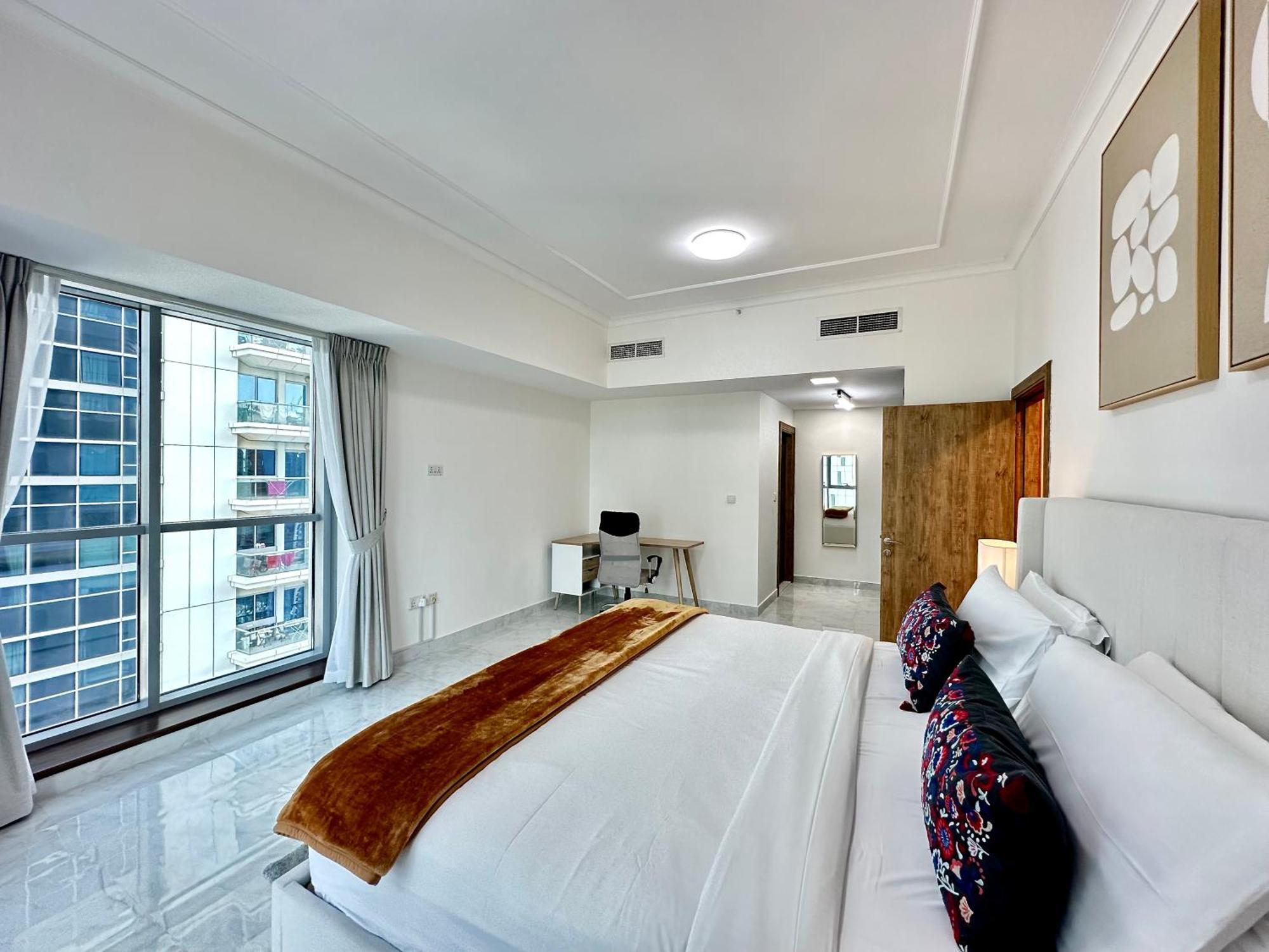 Lux I Executive Tower I Ocean View * Dubai