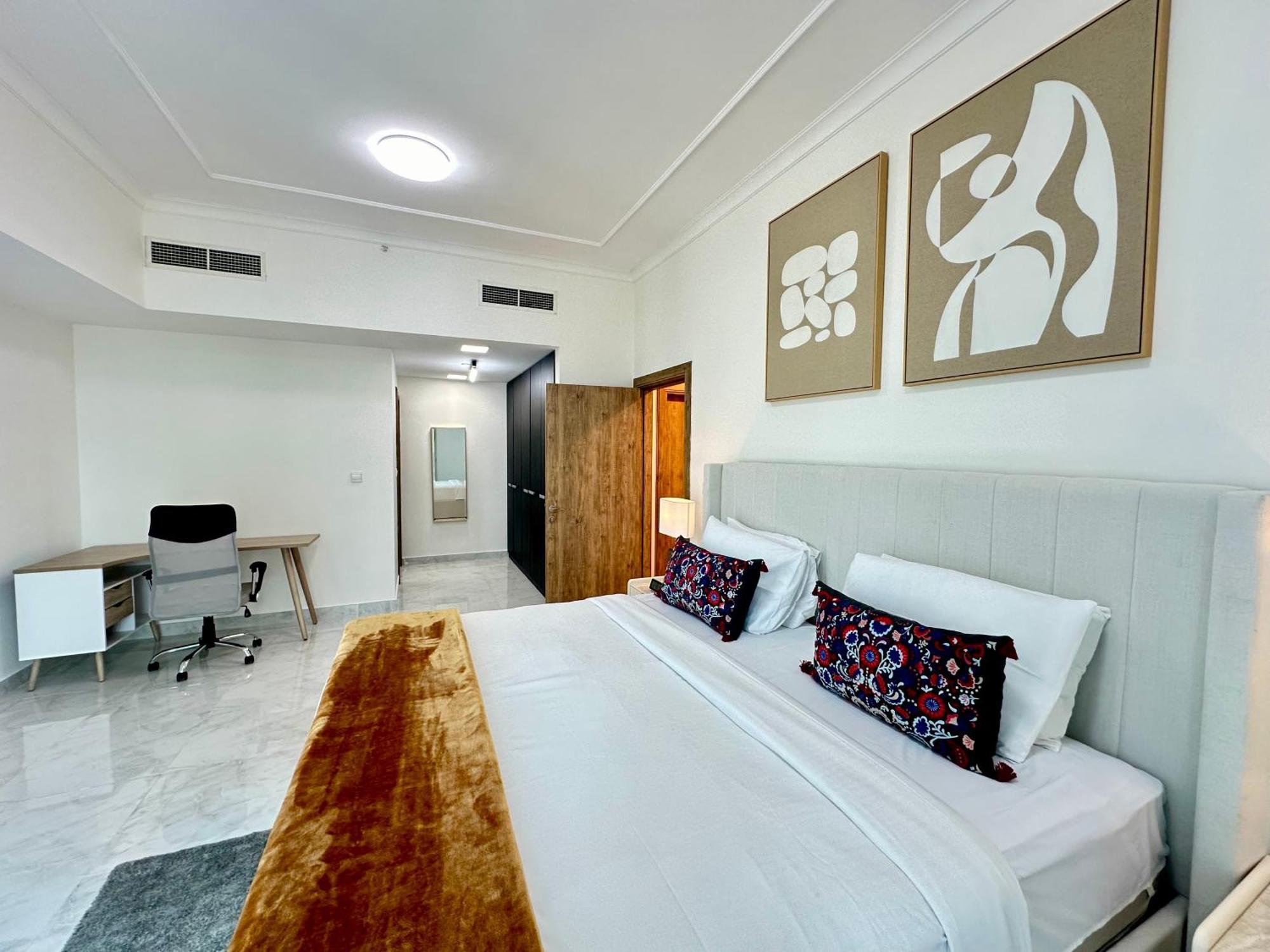 Lux I Executive Tower I Ocean View * Dubai