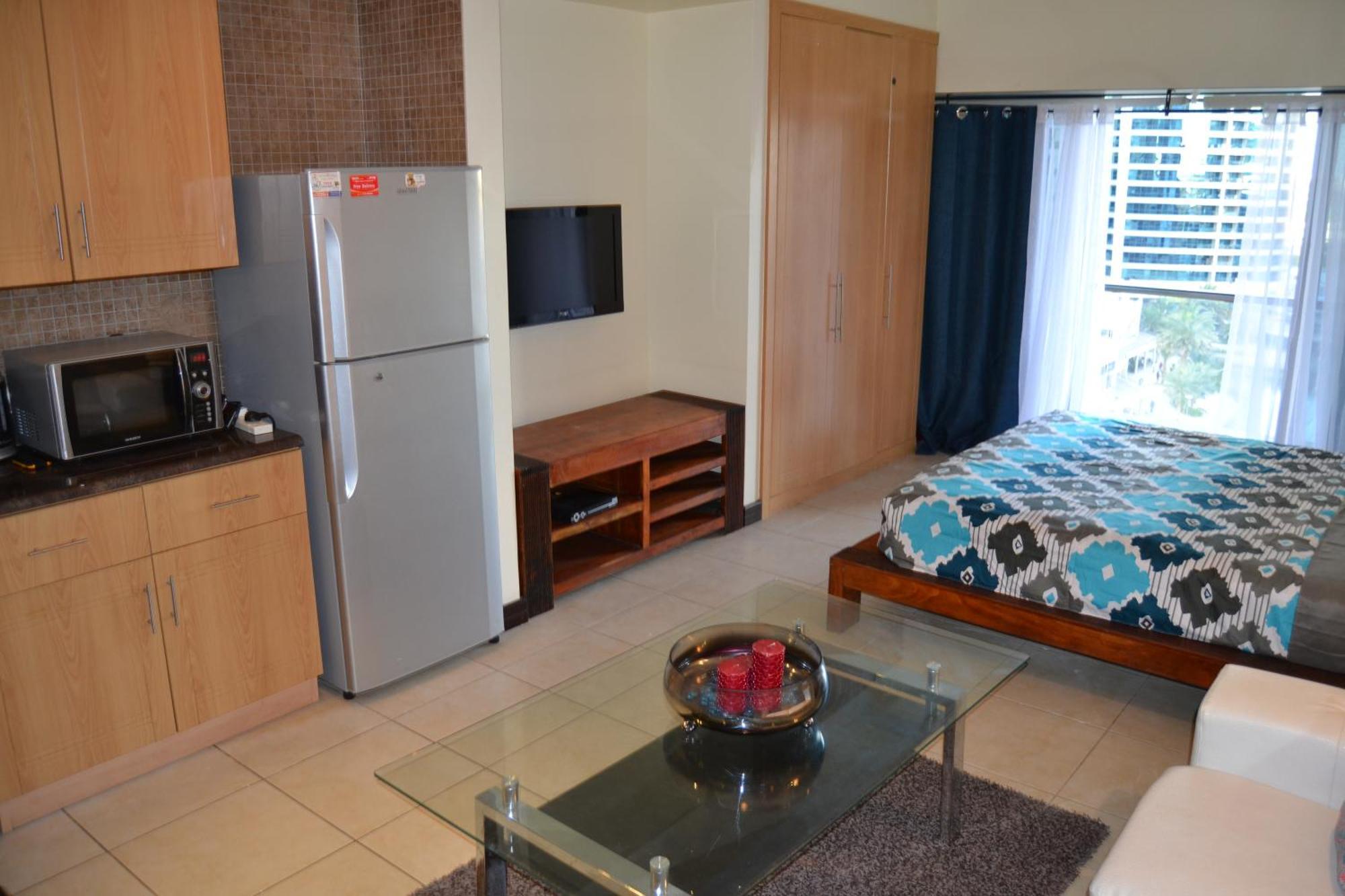 Click - Jlt - & Balcony Lakes View Entire -jn Apartment *