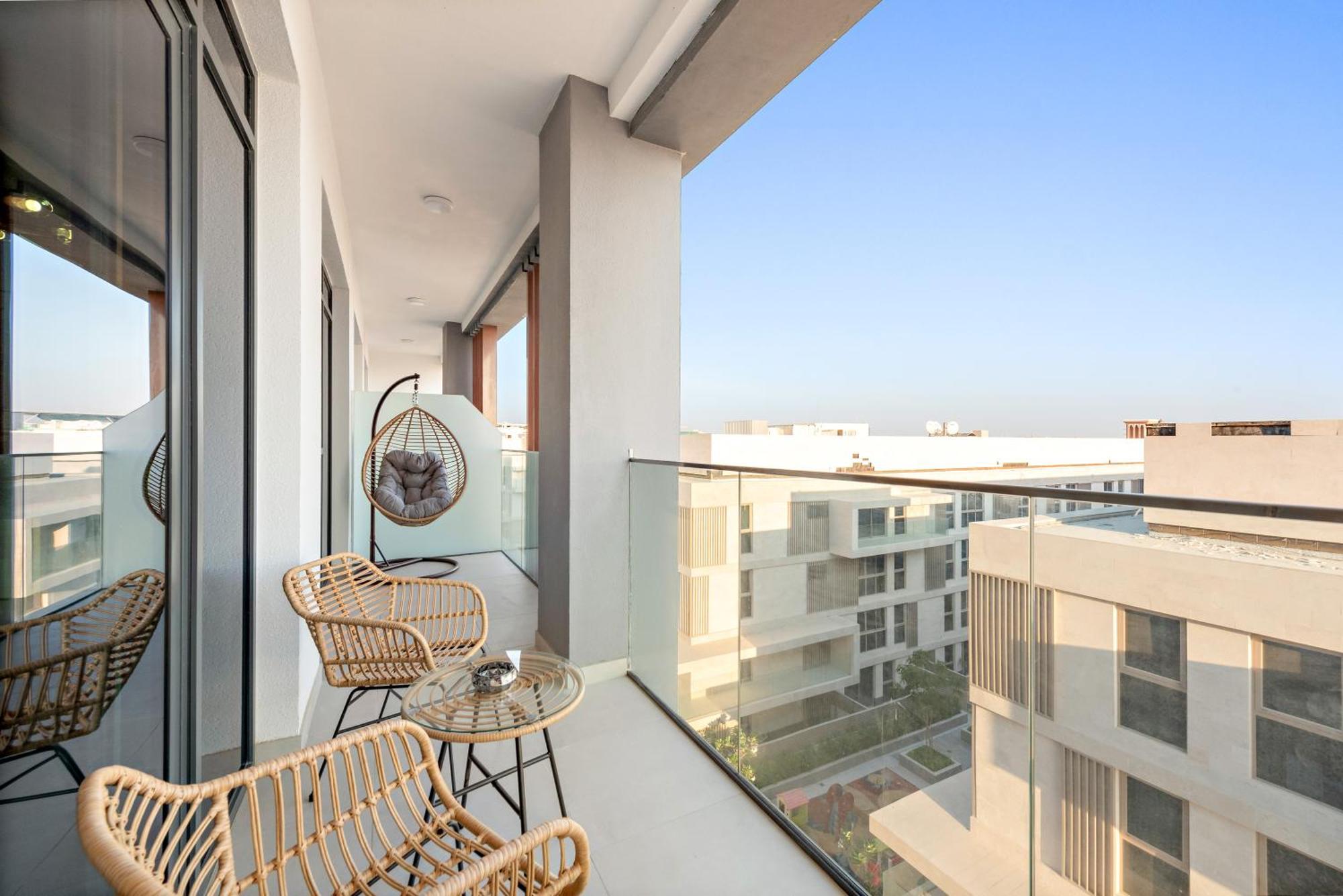 Luxurious 2br With Pool & Gym Access L Near Downtown *